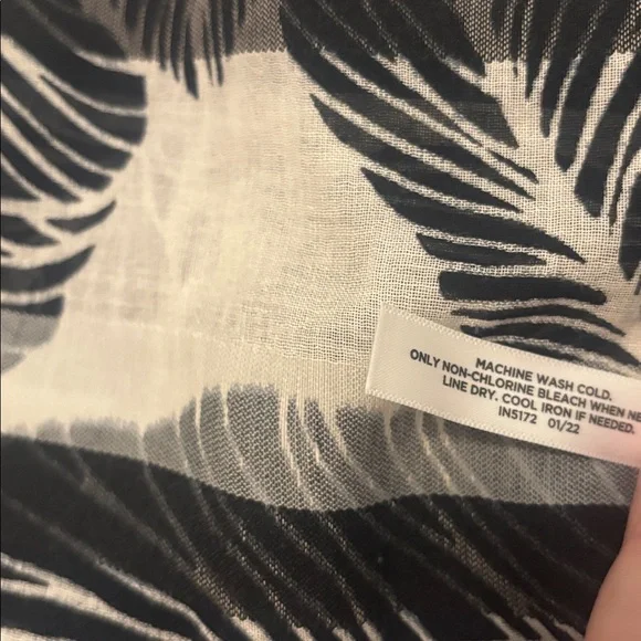 Talbots Black & White Leaf Pattern Oversized Scarf 70X52” fray hem Cotton Blend - Picture 5 of 12